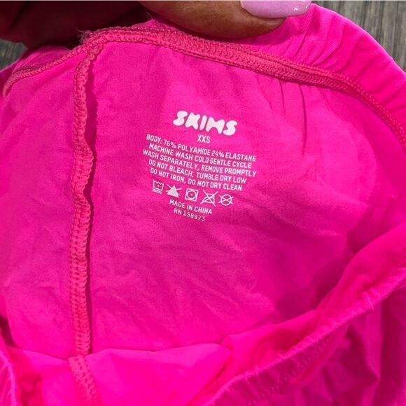 NWT Skims Fits Everybody Bike Shorts Neon Pink Size XXS - Picture 2 of 4
